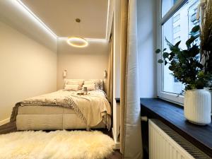 Posteľ alebo postele v izbe v ubytovaní Central, Modern & CHIC Wroclaw Gem, Near Park! 10min to Old Town, Trumski
