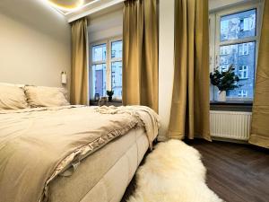 Posteľ alebo postele v izbe v ubytovaní Central, Modern & CHIC Wroclaw Gem, Near Park! 10min to Old Town, Trumski