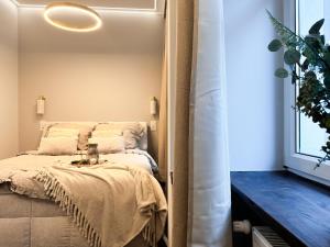 Posteľ alebo postele v izbe v ubytovaní Central, Modern & CHIC Wroclaw Gem, Near Park! 10min to Old Town, Trumski