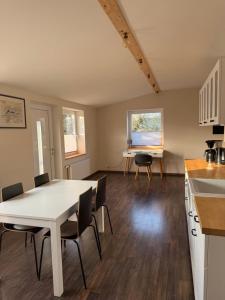a kitchen and dining room with a table and chairs at Helle, große Unterkunft in ländlicher Umgebung in Sterup