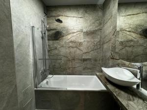 Kúpeľňa v ubytovaní Central, Modern & CHIC Wroclaw Gem, Near Park! 10min to Old Town, Trumski