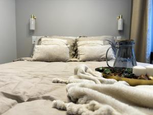 Posteľ alebo postele v izbe v ubytovaní Central, Modern & CHIC Wroclaw Gem, Near Park! 10min to Old Town, Trumski