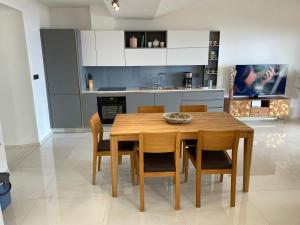 a kitchen with a wooden table and chairs at Frisch Renovierte Ferienwohnung Mit Meerblick in Ravni