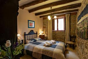 Un dormitorio con una cama grande con toallas. en Casa Rural Gite El Tossal, en Collfred 37 fotos más