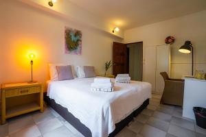 a bedroom with a bed with towels on it at Casa Leonore II in Willemstad +33 photos