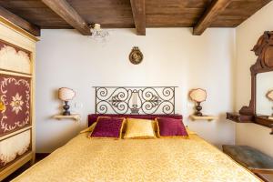 a bedroom with a large bed in a room at Limoni in Molazzana