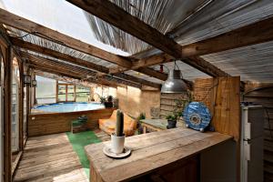 cocina con mesa y bañera en Casa Rural Gite El Tossal, en Collfred