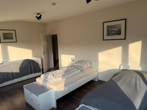 a bedroom with two beds in a room at Helle, große Unterkunft in ländlicher Umgebung in Sterup