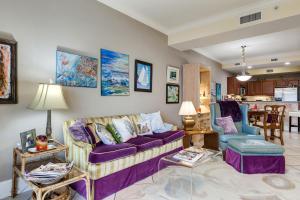 Posezení v ubytování Mardi Gras Boho Chic Condo on the Gulf!