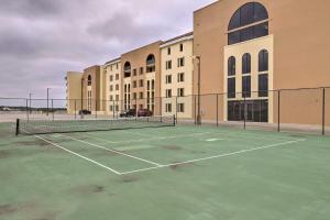 Tenis a/nebo squash v ubytování Mardi Gras Boho Chic Condo on the Gulf! nebo okolí