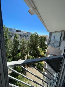 En balkon eller terrasse på appartement proche mer