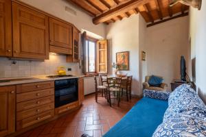 a kitchen with a bed and a table in a room at Appartamento Fattoria in Laterina