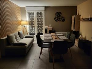 LE TOURISTIC Appartements的休息区