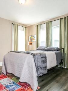 メンフィスにあるSweet Stay in Memphisのベッド2台 窓とラグ付きのベッドルーム1室