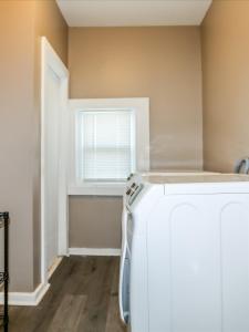 メンフィスにあるSweet Stay in Memphisのランドリールーム(冷蔵庫、窓付)