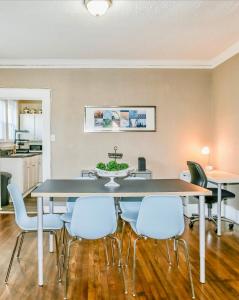 メンフィスにあるSweet Stay in Memphisのテーブルと椅子のあるダイニングルーム