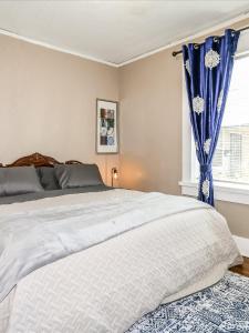 メンフィスにあるSweet Stay in Memphisのベッドルーム1室(青いカーテン付きの大型ベッド1台付)