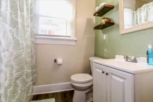 メンフィスにあるSweet Stay in Memphisのトイレ、洗面台、窓のあるバスルーム +12枚の写真