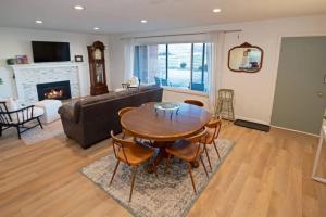 una sala de estar con una mesa y un sofá en Nine Mile Ranch 4br, Views, Office, Fireplace, en Wellington