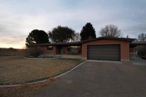 una casa de ladrillo con garaje en un patio en Nine Mile Ranch 4br, Views, Office, Fireplace, en Wellington