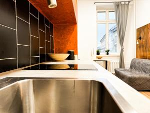 W pokoju znajduje się kuchnia ze zlewem ze stali nierdzewnej. w obiekcie 1min Walk to Market Square, Beautiful Views! Stylish 1BR Kitchen we Wrocławiu