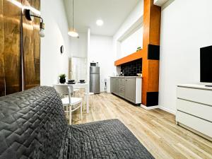 sypialnia z łóżkiem i kuchnia ze stołem w obiekcie 1min Walk to Market Square, Beautiful Views! Stylish 1BR Kitchen we Wrocławiu +10 zdjęć