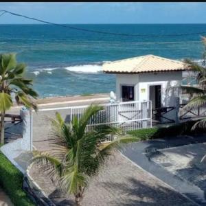 ジャウアーにあるCasa de Praia Litoral Norte - jauá - Bahiaの海を背景にした白い家
