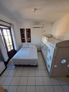 ジャウアーにあるCasa de Praia Litoral Norte - jauá - Bahiaのベッドと洗面台のある小さな部屋