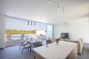 Fotografie z fotogalerie ubytování Ferienvilla Vie Bleu Mit Großem Pool v destinaci Protaras
