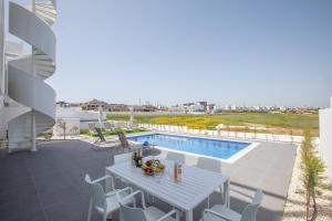 Fotografie z fotogalerie ubytování Ferienvilla Vie Bleu Mit Großem Pool v destinaci Protaras