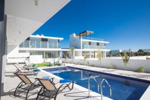 Fotografie z fotogalerie ubytování Atemberaubende Villa Olivine Mit Meerblick v destinaci Protaras