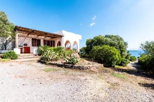 una casa con vista al mar en Haus In Sant Antioco Mit Überdachtem Parkplatz, en Crisionis