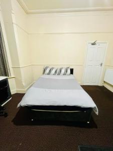 Katil atau katil-katil dalam bilik di 16 double bed with kitchen inside the room