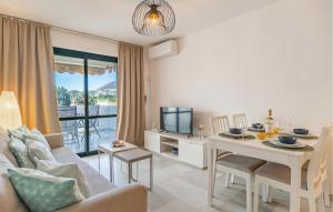 Posezení v ubytování 1 Bedroom Nice Apartment In Benalmádena