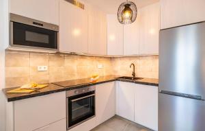 Kuchyň nebo kuchyňský kout v ubytování 1 Bedroom Nice Apartment In Benalmádena