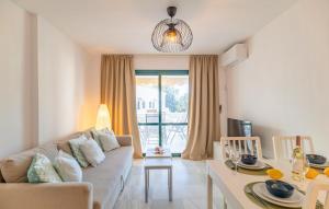Posezení v ubytování 1 Bedroom Nice Apartment In Benalmádena