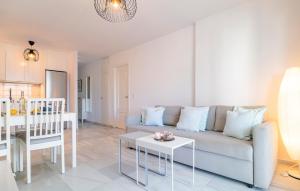 Posezení v ubytování 1 Bedroom Nice Apartment In Benalmádena