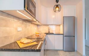 Kuchyň nebo kuchyňský kout v ubytování 1 Bedroom Nice Apartment In Benalmádena