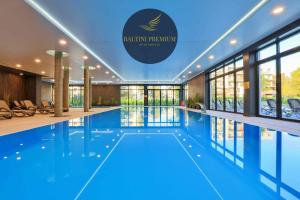 科沃布热格Apartament Baltini Premium Polanki Park的一座游泳池,位于一座建筑的顶部,上面有balmoralhamhamham标志