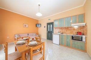 Kuchyň nebo kuchyňský kout v ubytování Eleftheria Apartments