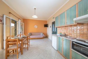 Kuchyň nebo kuchyňský kout v ubytování Eleftheria Apartments