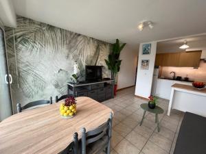 Kuchyňa alebo kuchynka v ubytovaní Appartement T2 avec loggias, face aux thermes, parking privé, WIFI gratuit, animaux admis - Balaruc - FR-1-503-138