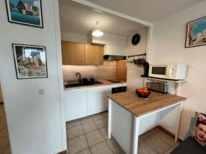 Kuchyňa alebo kuchynka v ubytovaní Appartement T2 avec loggias, face aux thermes, parking privé, WIFI gratuit, animaux admis - Balaruc - FR-1-503-138 + 4 fotografie