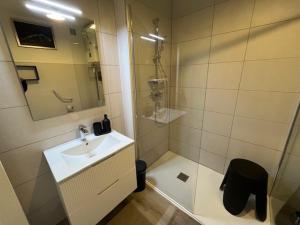 Kúpeľňa v ubytovaní Appartement T2 avec loggias, face aux thermes, parking privé, WIFI gratuit, animaux admis - Balaruc - FR-1-503-138