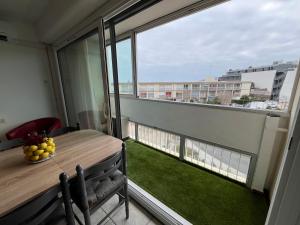 Balkón alebo terasa v ubytovaní Appartement T2 avec loggias, face aux thermes, parking privé, WIFI gratuit, animaux admis - Balaruc - FR-1-503-138
