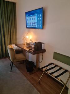 Uma TV ou centro de entretenimento em Hotel República Boutique Hotel