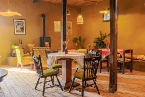 a dining room with a table and chairs at Tradicionalna Kuća Biljkinog oca in Lug