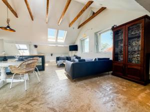 Posezení v ubytování Modern 4BD, 2 Balcony, Family & Work Haven! Near Park & Bus Stop