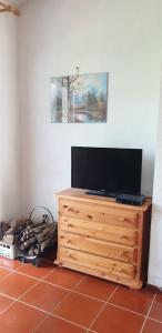 Televisyen dan/atau pusat hiburan di Vacanze a Rovere