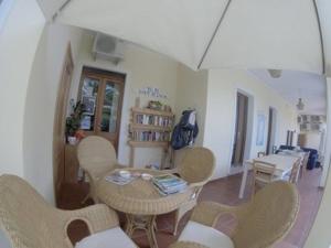 jadalnia z krzesłami i stołem w pokoju w obiekcie Casa di Livia w mieście SantʼAnna Arresi